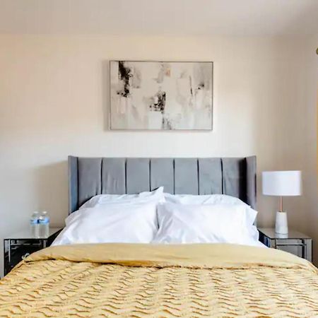 Stunning Private Room In A Home - Bathroom & Parking! Salford  Ngoại thất bức ảnh