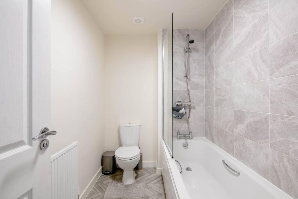 Stunning Private Room In A Home - Bathroom & Parking! Salford  Ngoại thất bức ảnh