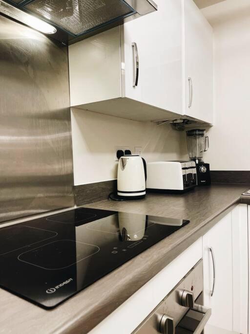 Stunning Private Room In A Home - Bathroom & Parking! Salford  Ngoại thất bức ảnh
