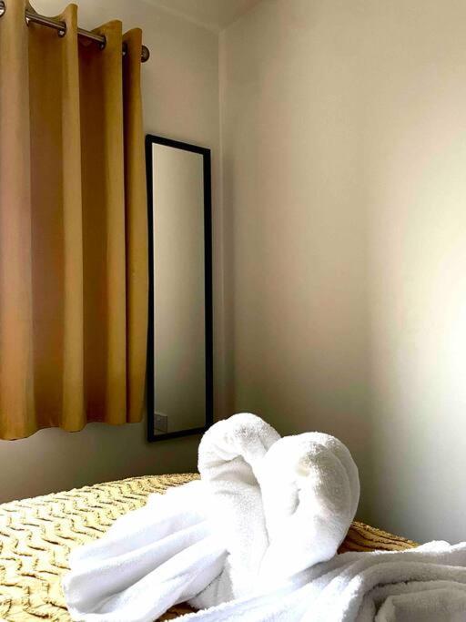 Stunning Private Room In A Home - Bathroom & Parking! Salford  Ngoại thất bức ảnh