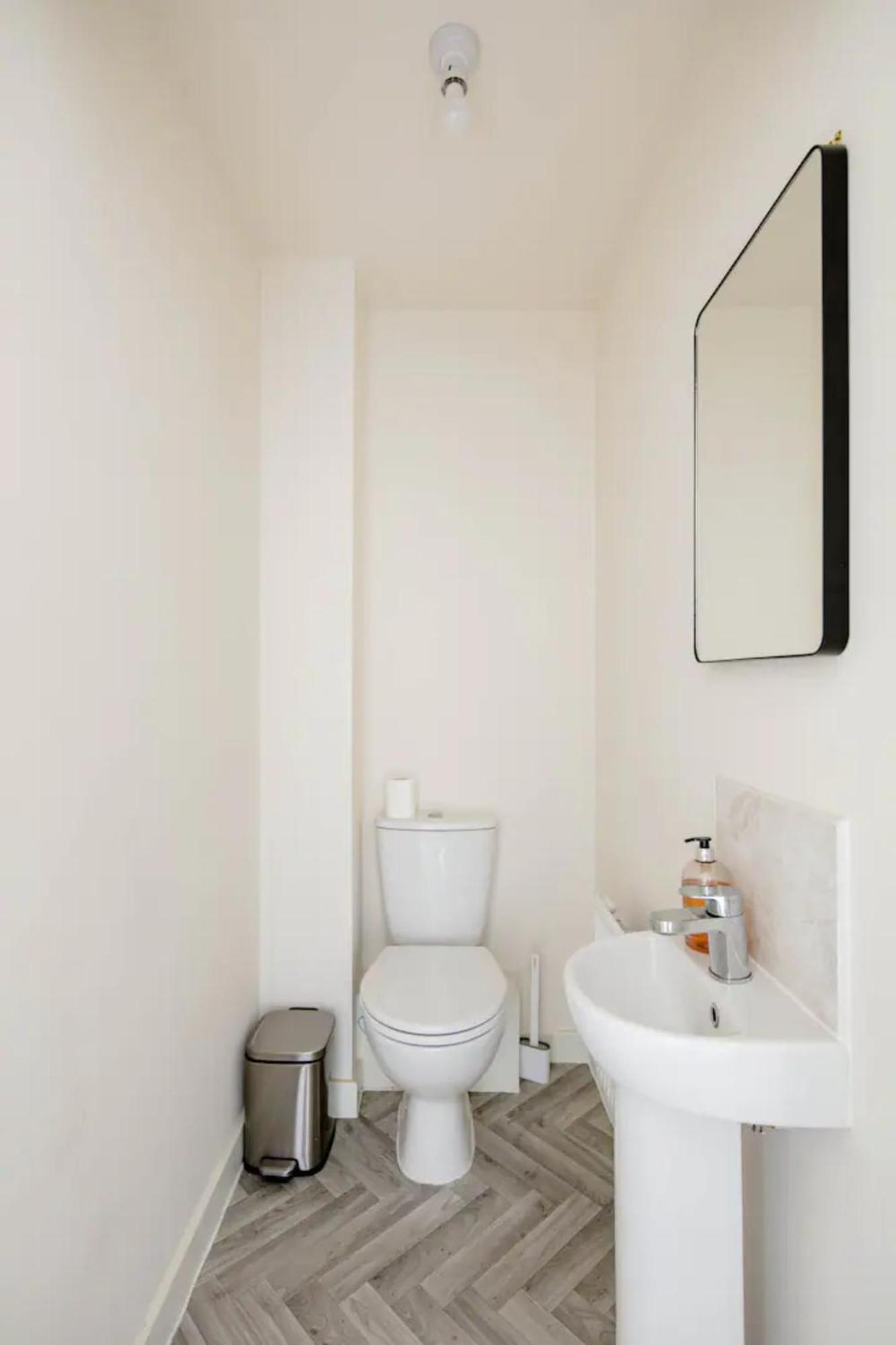Stunning Private Room In A Home - Bathroom & Parking! Salford  Ngoại thất bức ảnh