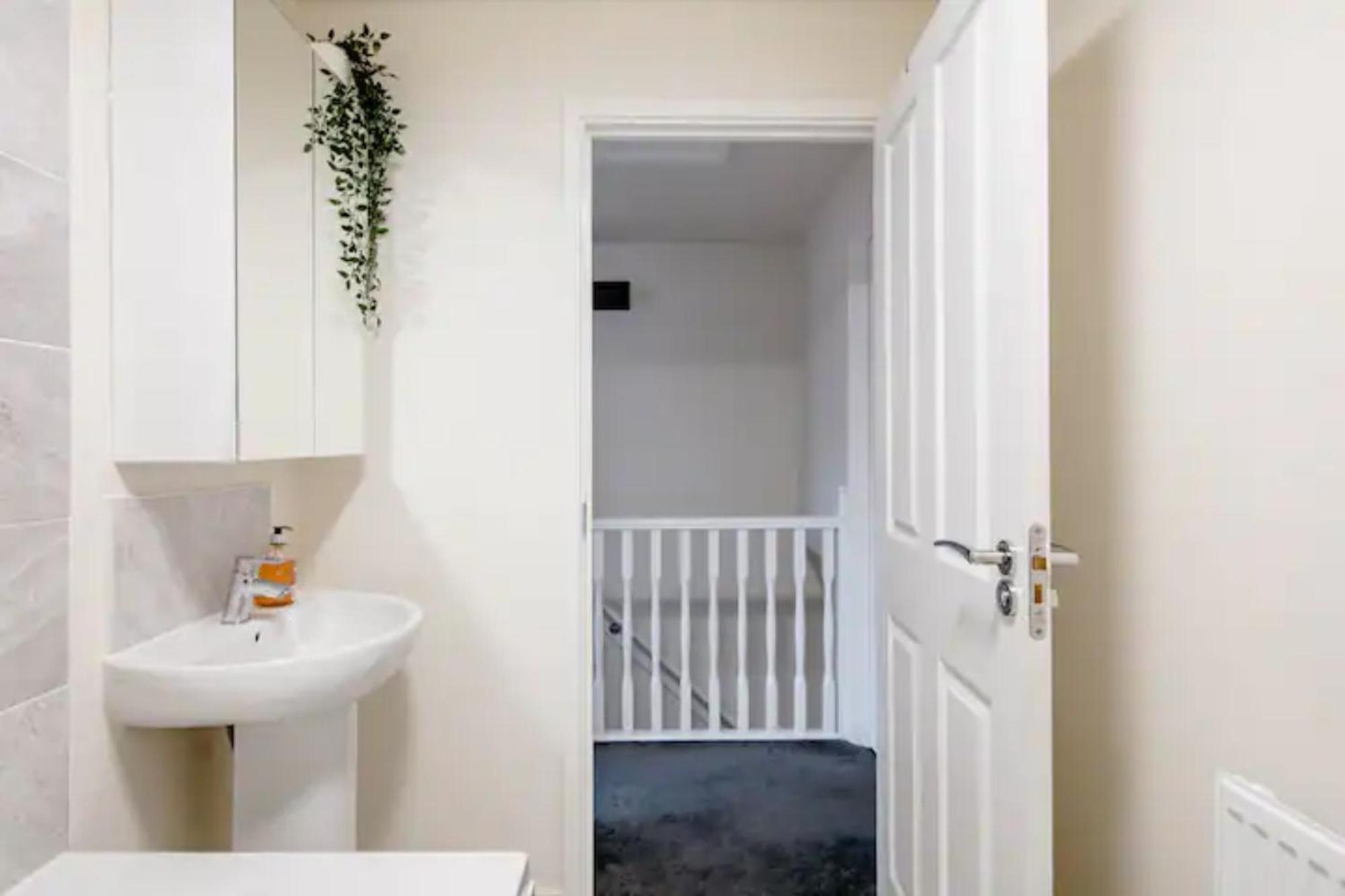 Stunning Private Room In A Home - Bathroom & Parking! Salford  Ngoại thất bức ảnh