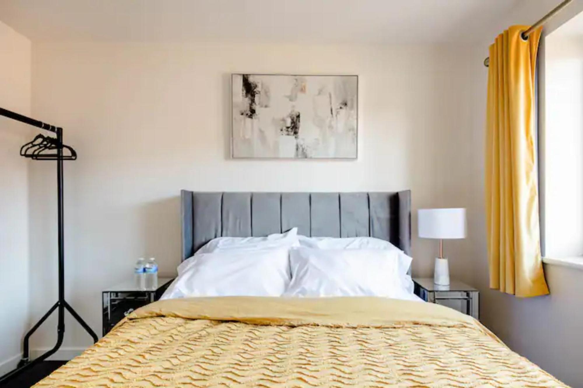 Stunning Private Room In A Home - Bathroom & Parking! Salford  Ngoại thất bức ảnh