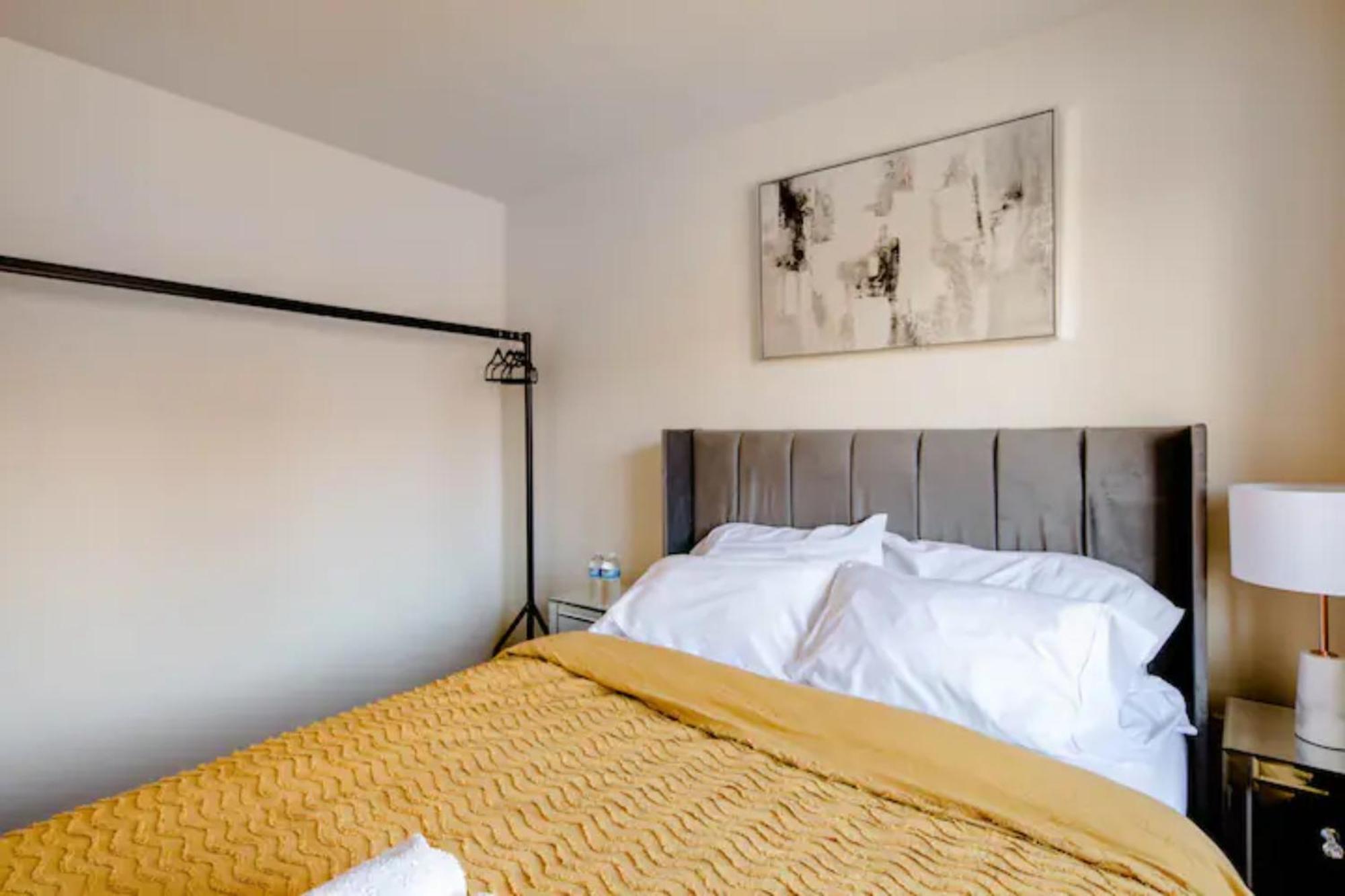 Stunning Private Room In A Home - Bathroom & Parking! Salford  Ngoại thất bức ảnh